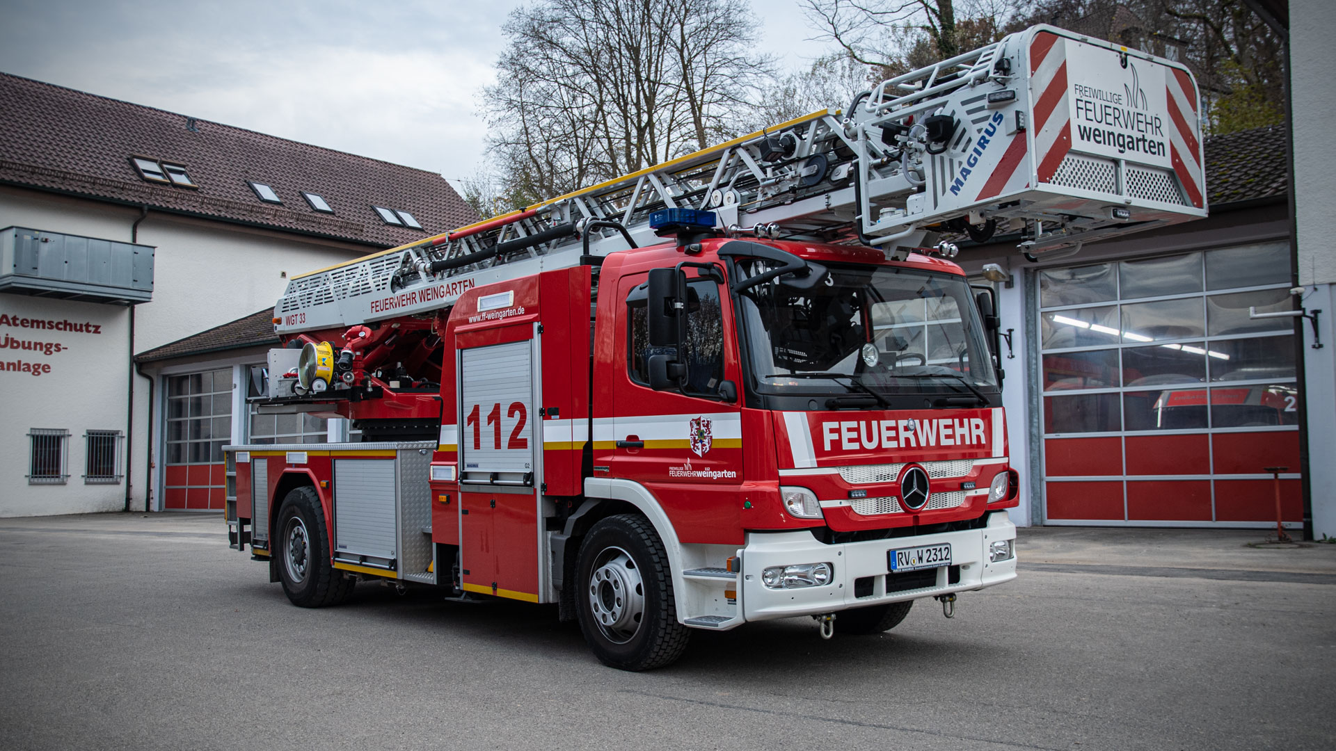 Drehleiter Automatik mit Korb 23/12 der Feuerwehr Weingarten.