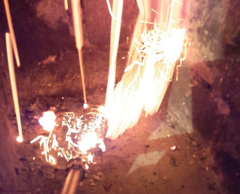 Erste Erfolge durch das Falleisen, frische Glut mit Feuer kam unten im Kamin an.