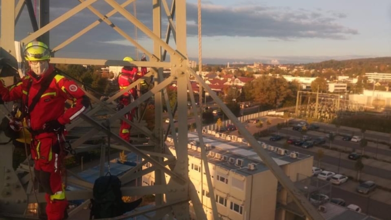 Höhenrettungsgruppe übt an Hochspannungsmast