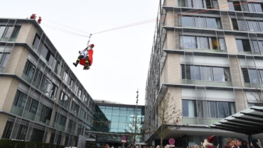 Nikolaus seilt sich am Krankenhaus ab