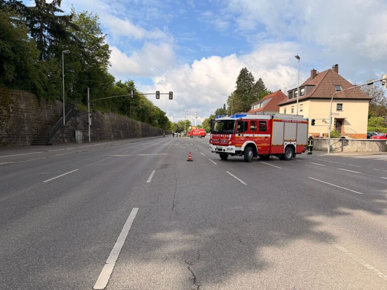 Straßensperre Fahrzeuge + Mannschaft